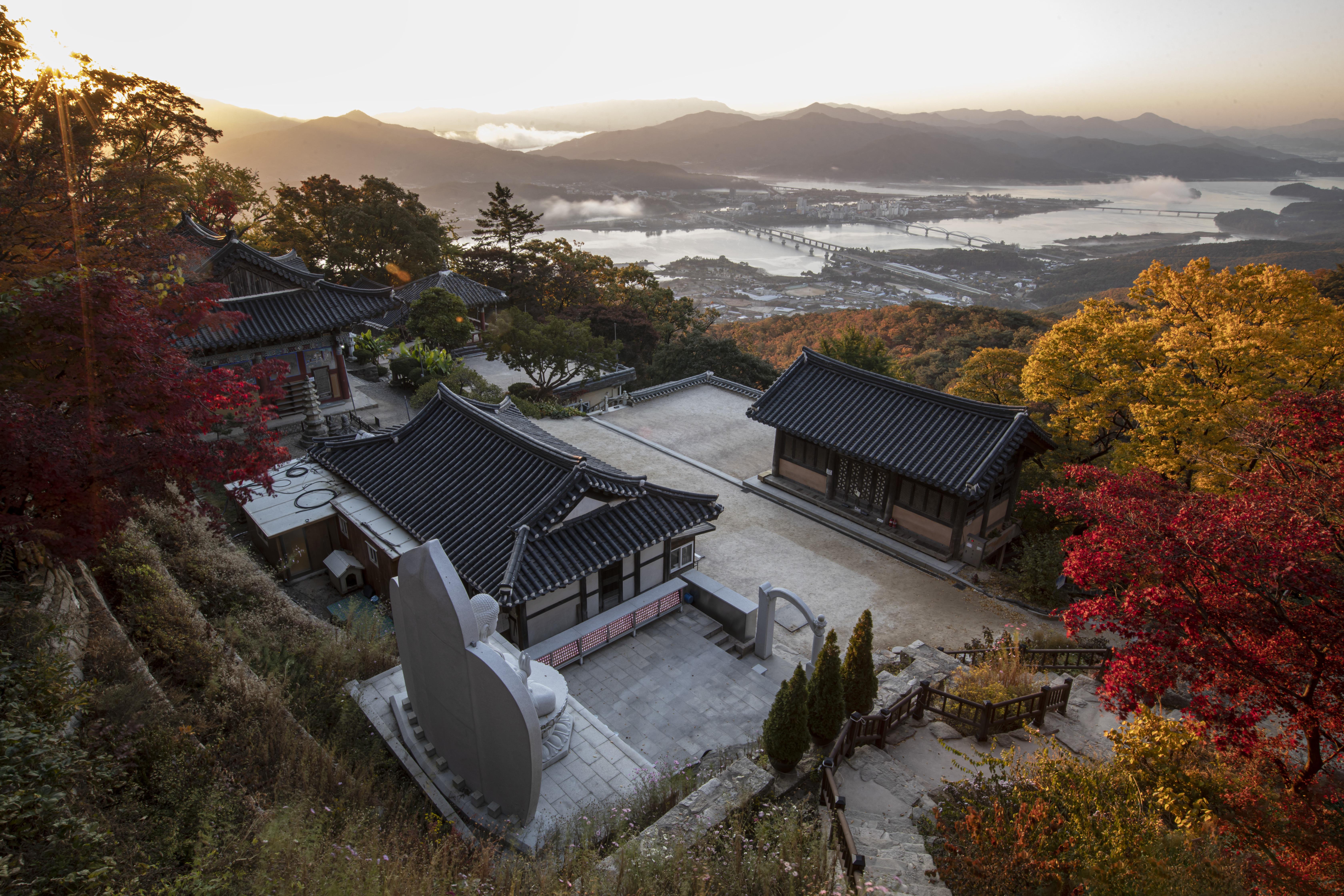 Mountains, Temples & City Lights